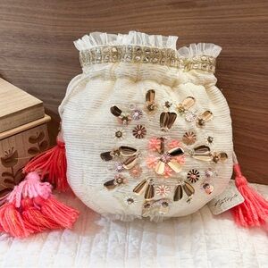 FREE PEOPLE Seasons Sparkle Mini Gift Sack

Non Smoking/No Pets